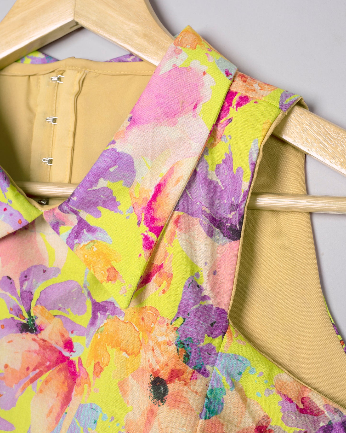 Cozy And Catchy Floral Collar Neck Sleeveless Cotton Blouse
