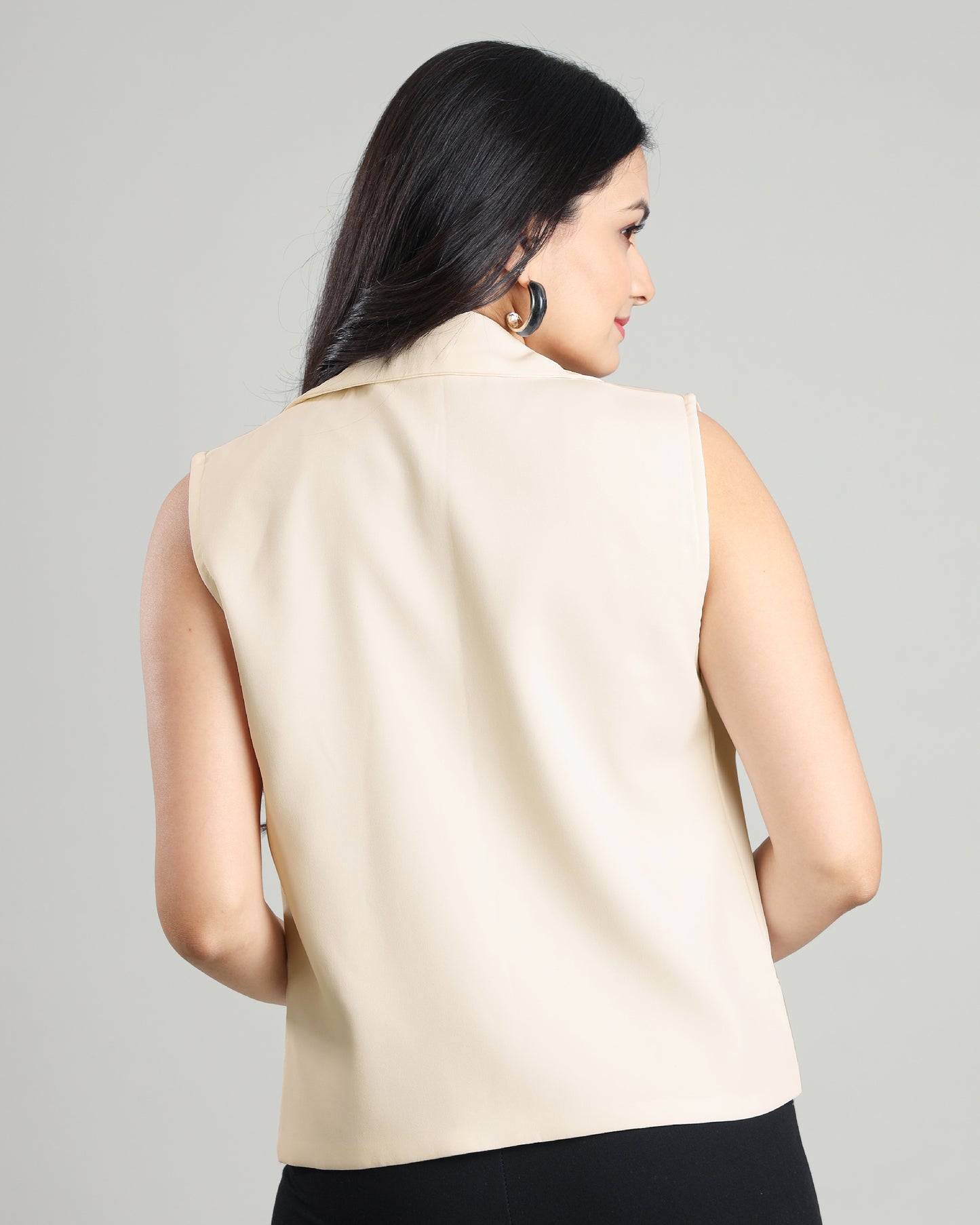 Women's Sleeveless Jacket For Posh Look