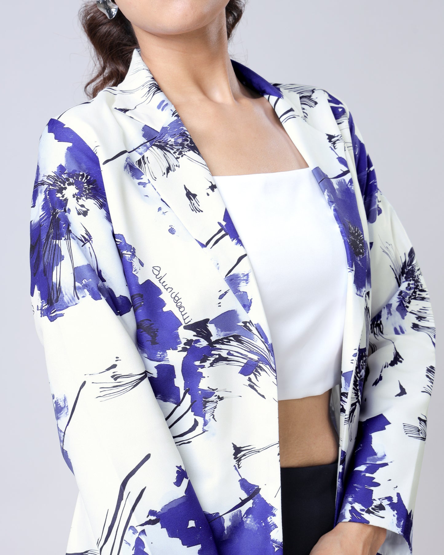 Exquisite White Royal Floral Collar Women's Jacket