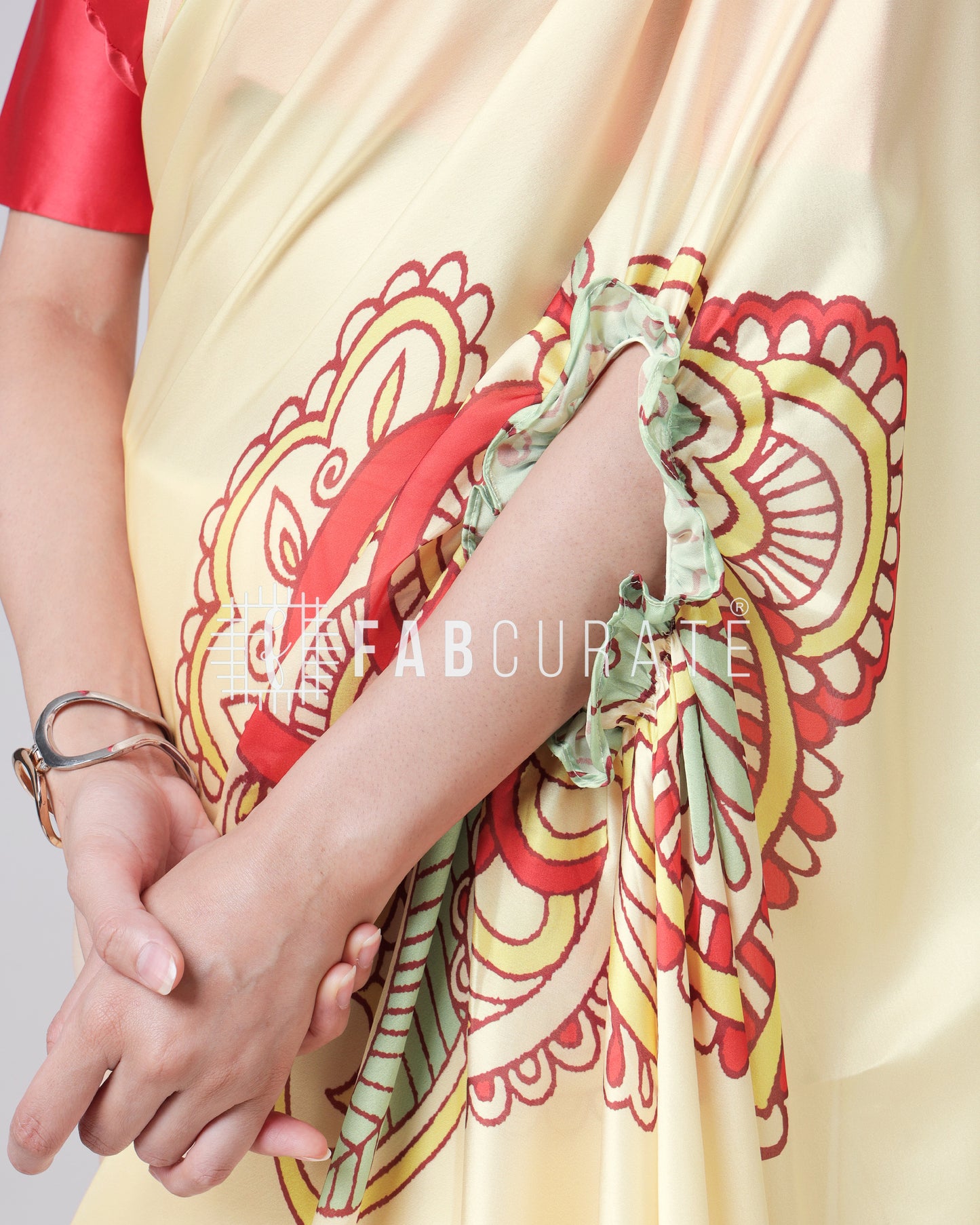 The Trendsetting Floral Mandalaa Freehand Saree By Fabcurate