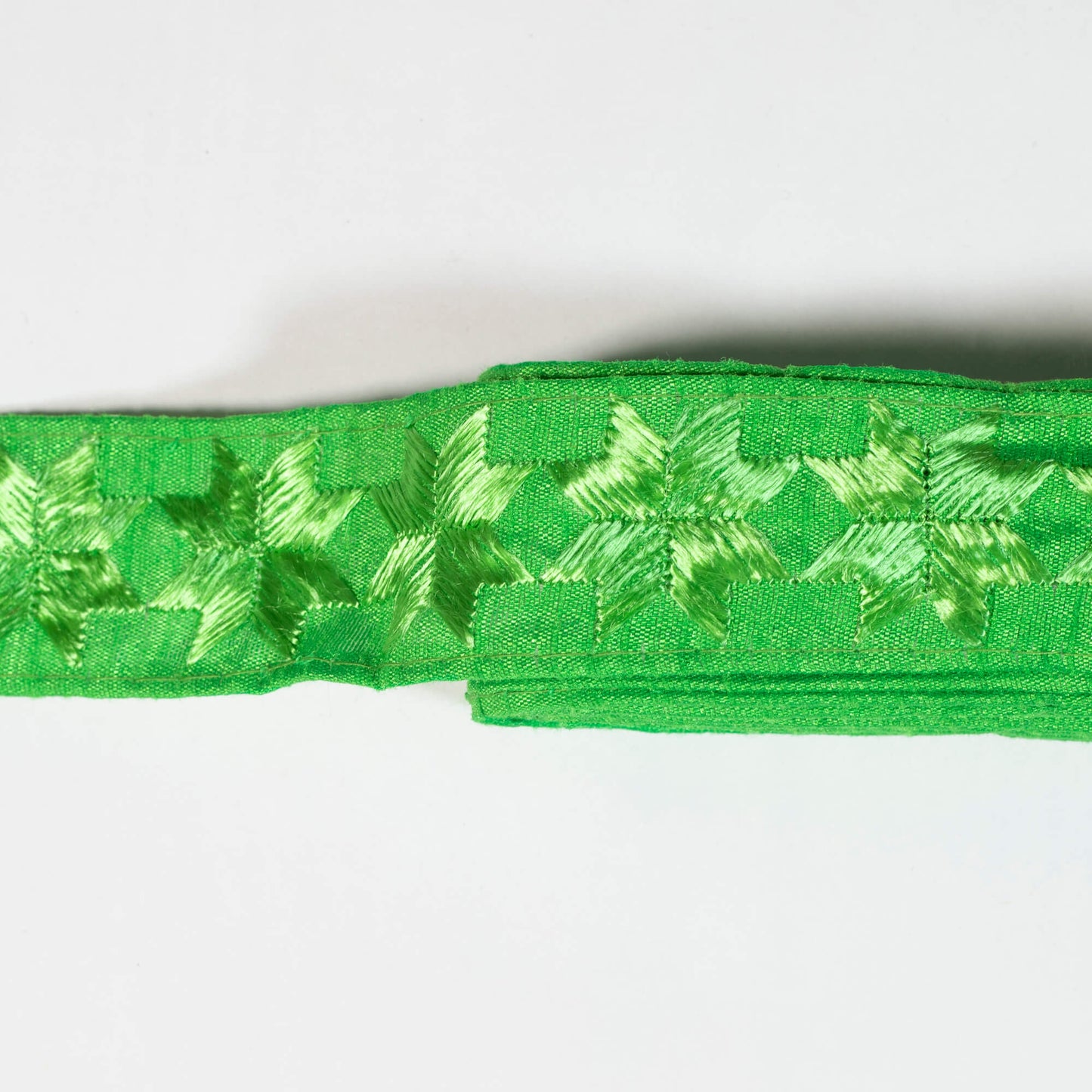 Kelly Green Abstract Pattern Embroidery Tusser Silk Lace (9 Mtr)