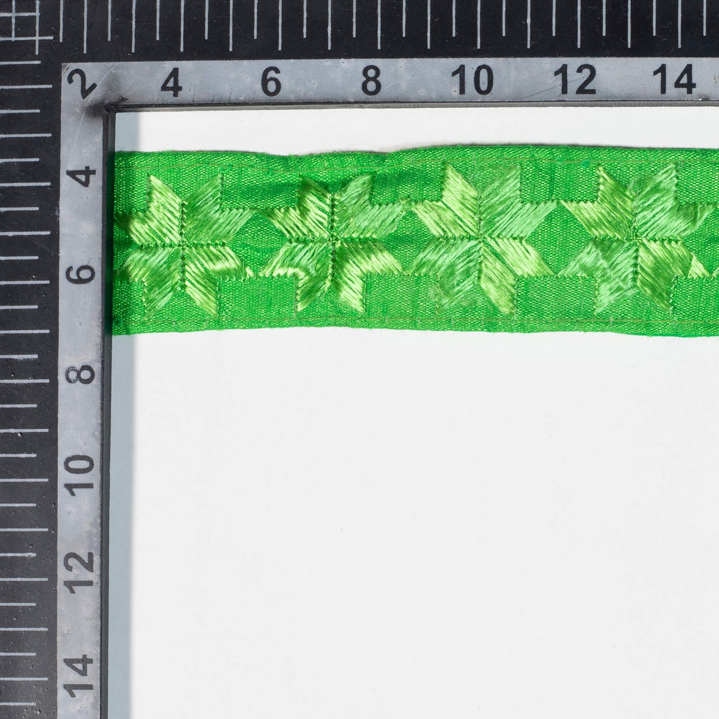 Kelly Green Abstract Pattern Embroidery Tusser Silk Lace (9 Mtr)