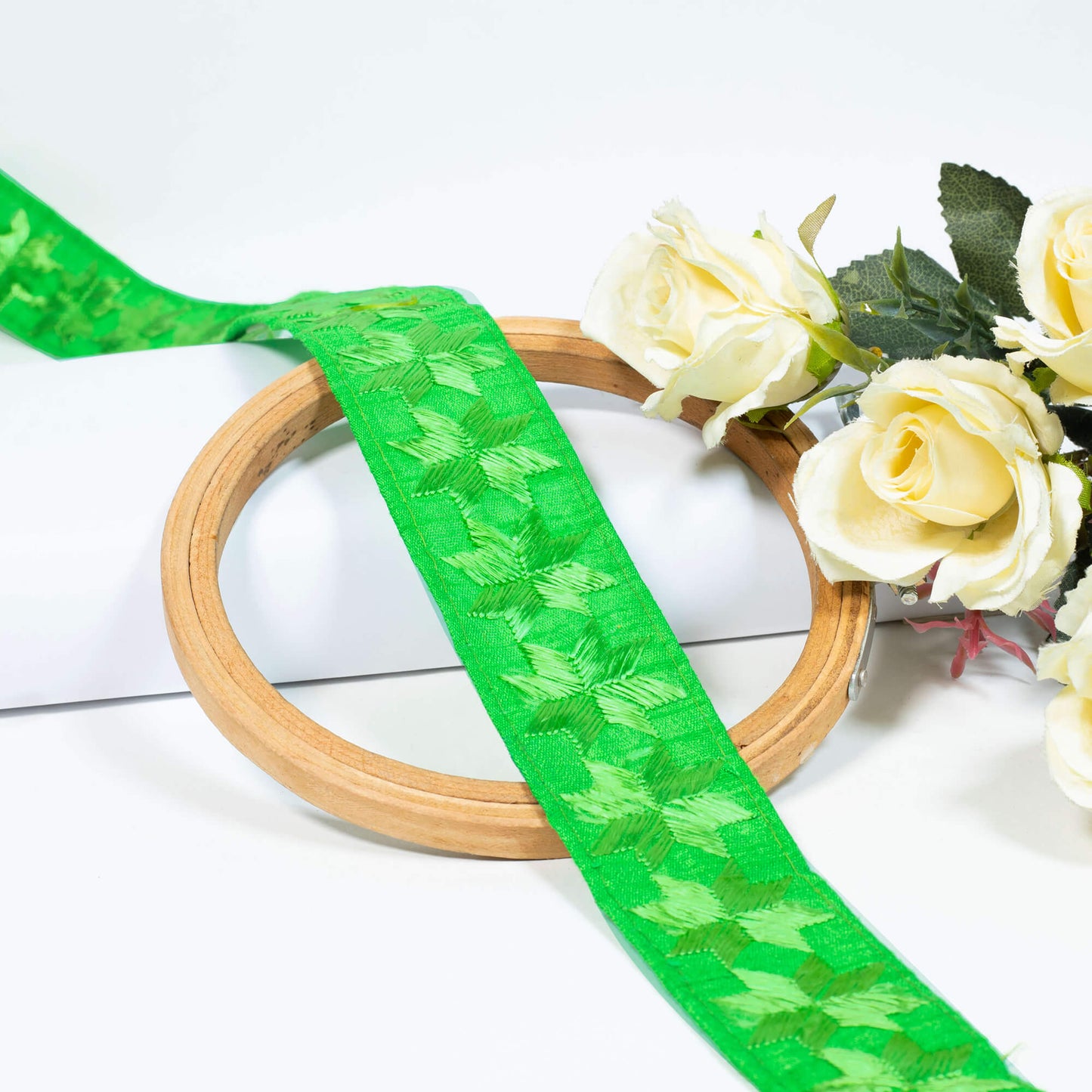 Kelly Green Abstract Pattern Embroidery Tusser Silk Lace (9 Mtr)