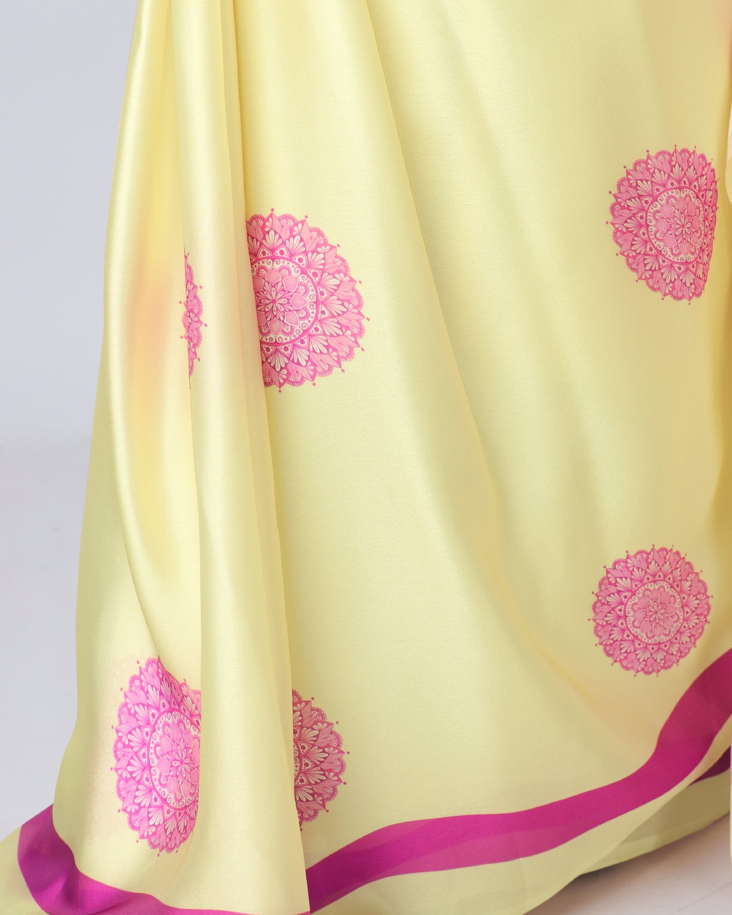 Crayola Yellow Mandalaa Printt Contrast Border Freehand Saree