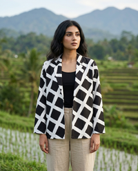 Women's Chic Simplicity In The Lightweight Lapel Jacket