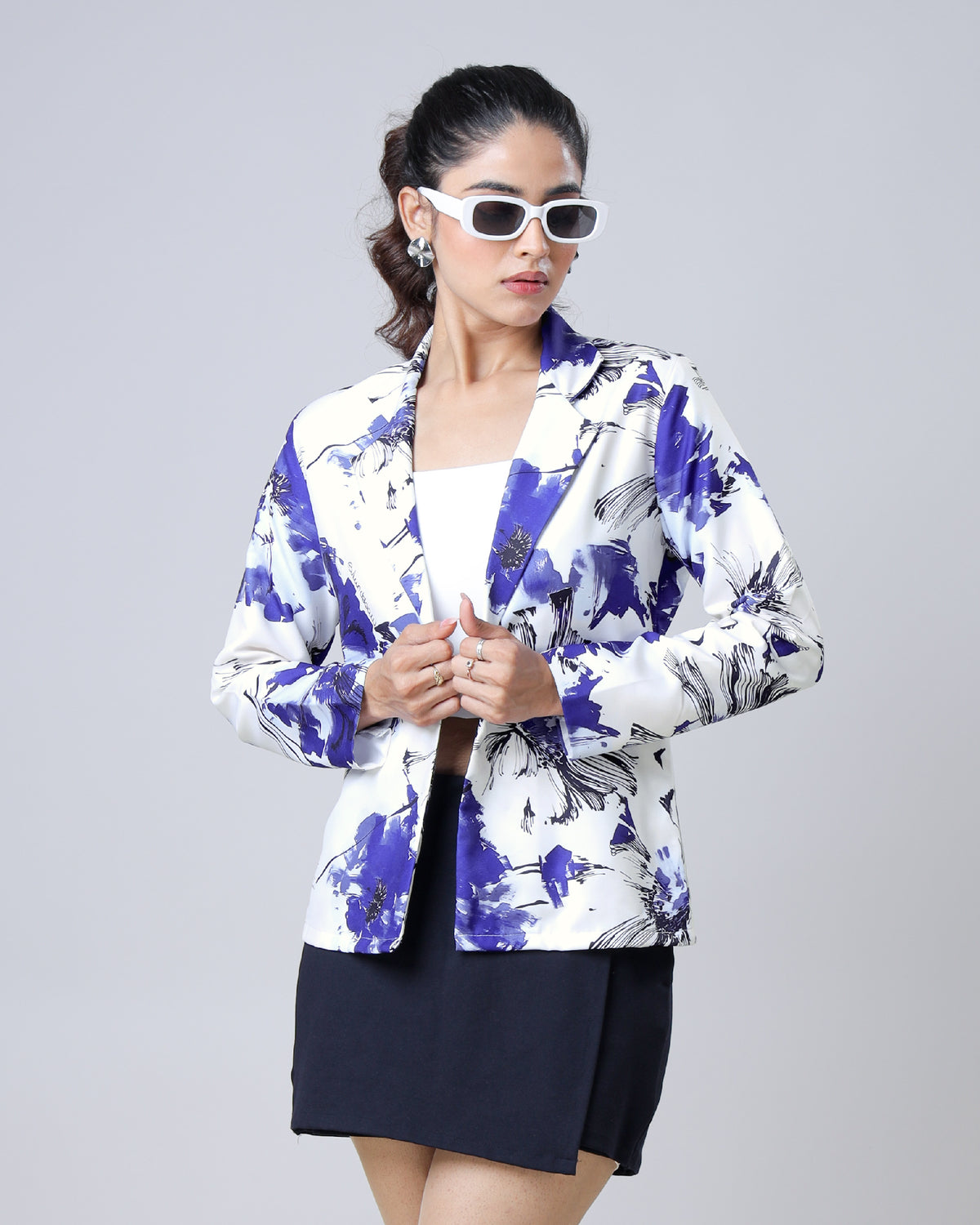 Exquisite White Royal Floral Collar Women's Jacket
