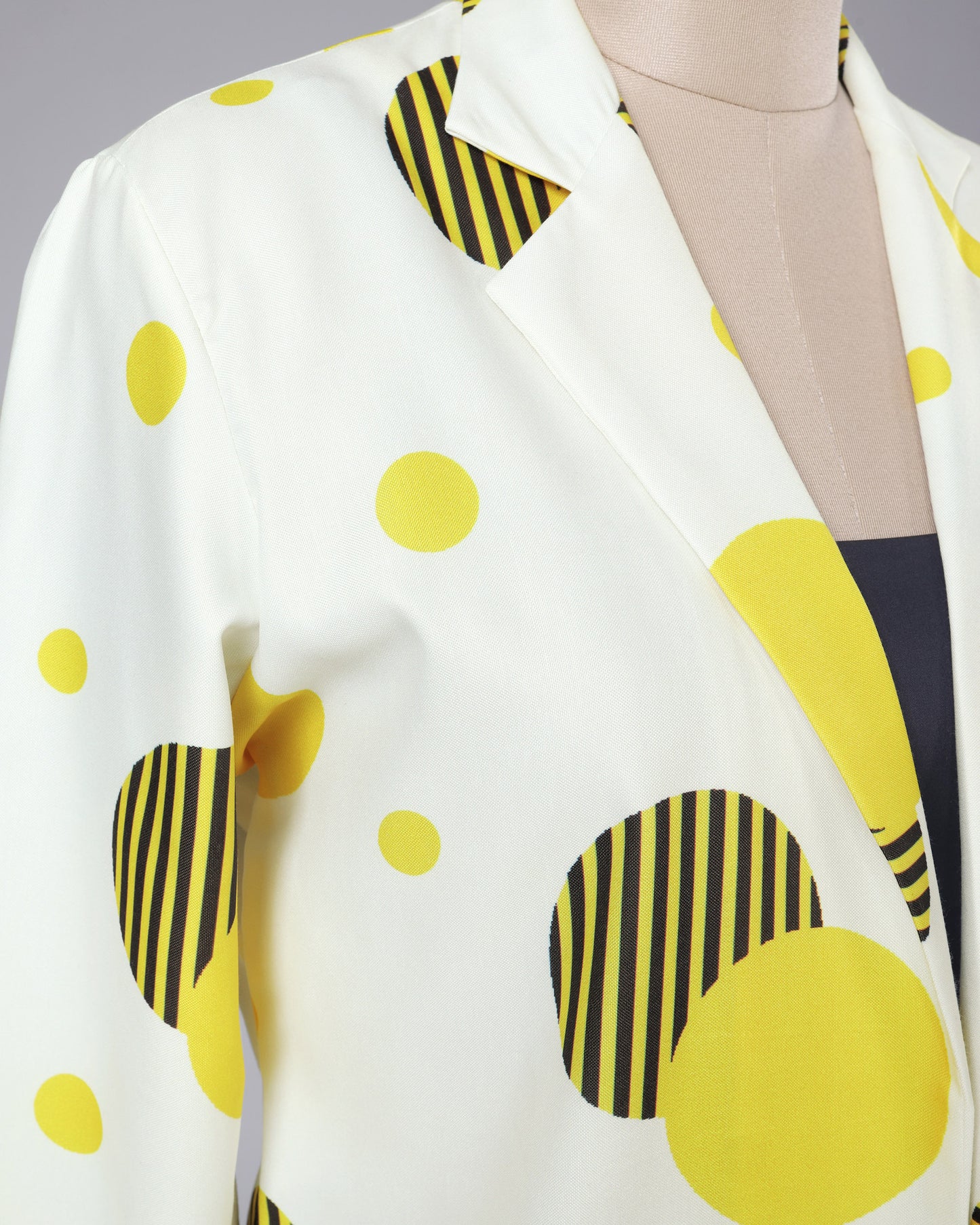Instagram IT-Girl Yellow Polka Dot Jacket