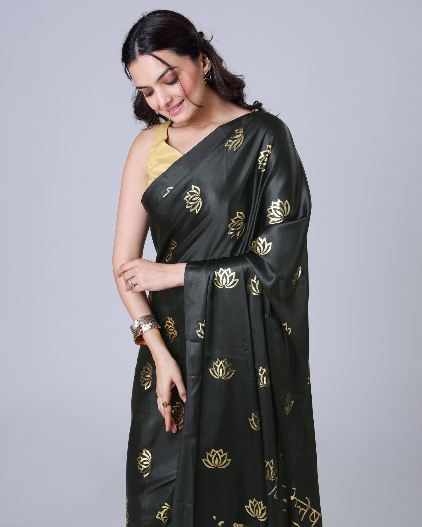 Premium Divine Art Gold Foil Edition Premium Saree ?
