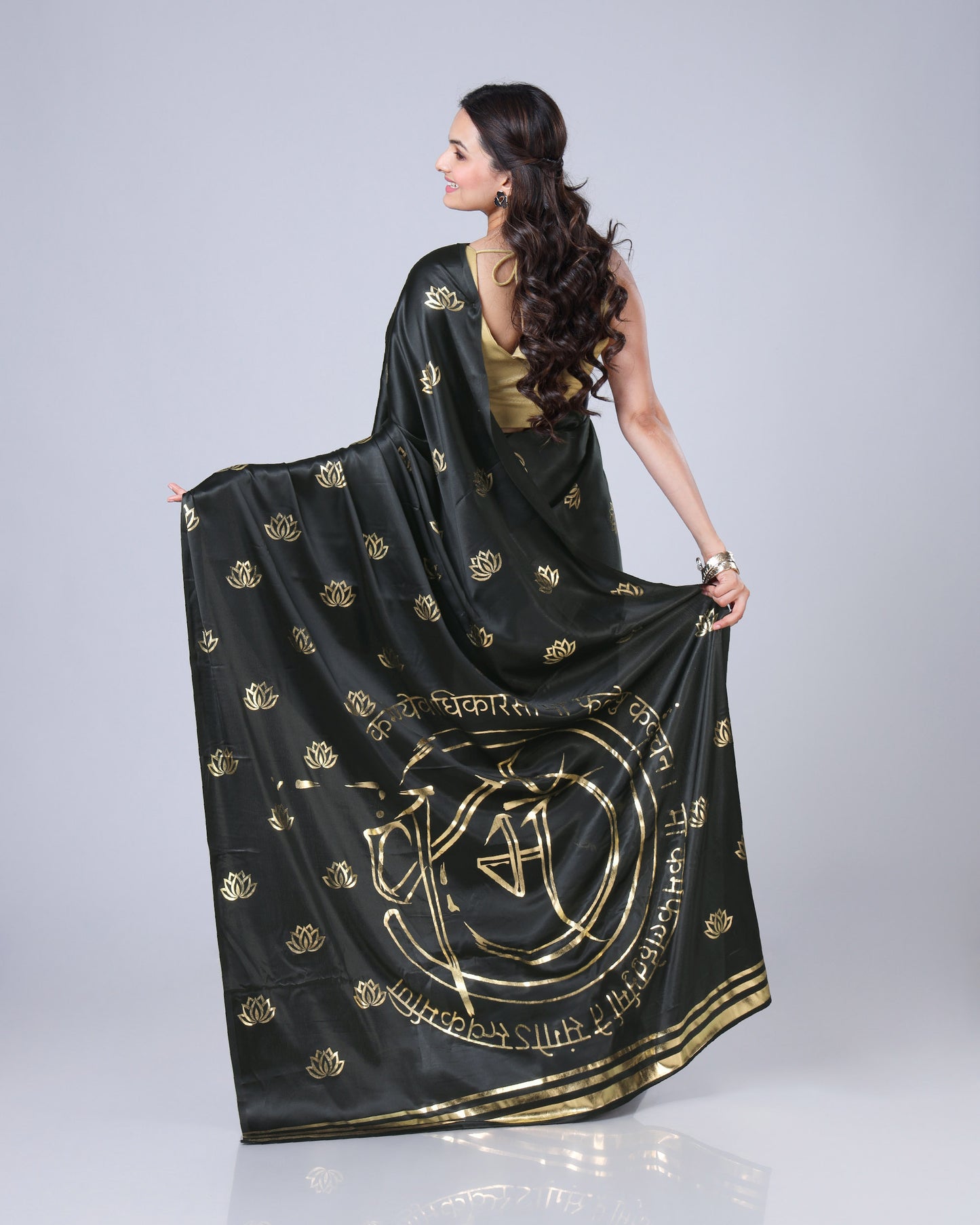 Premium Divine Art Gold Foil Edition Premium Saree ?