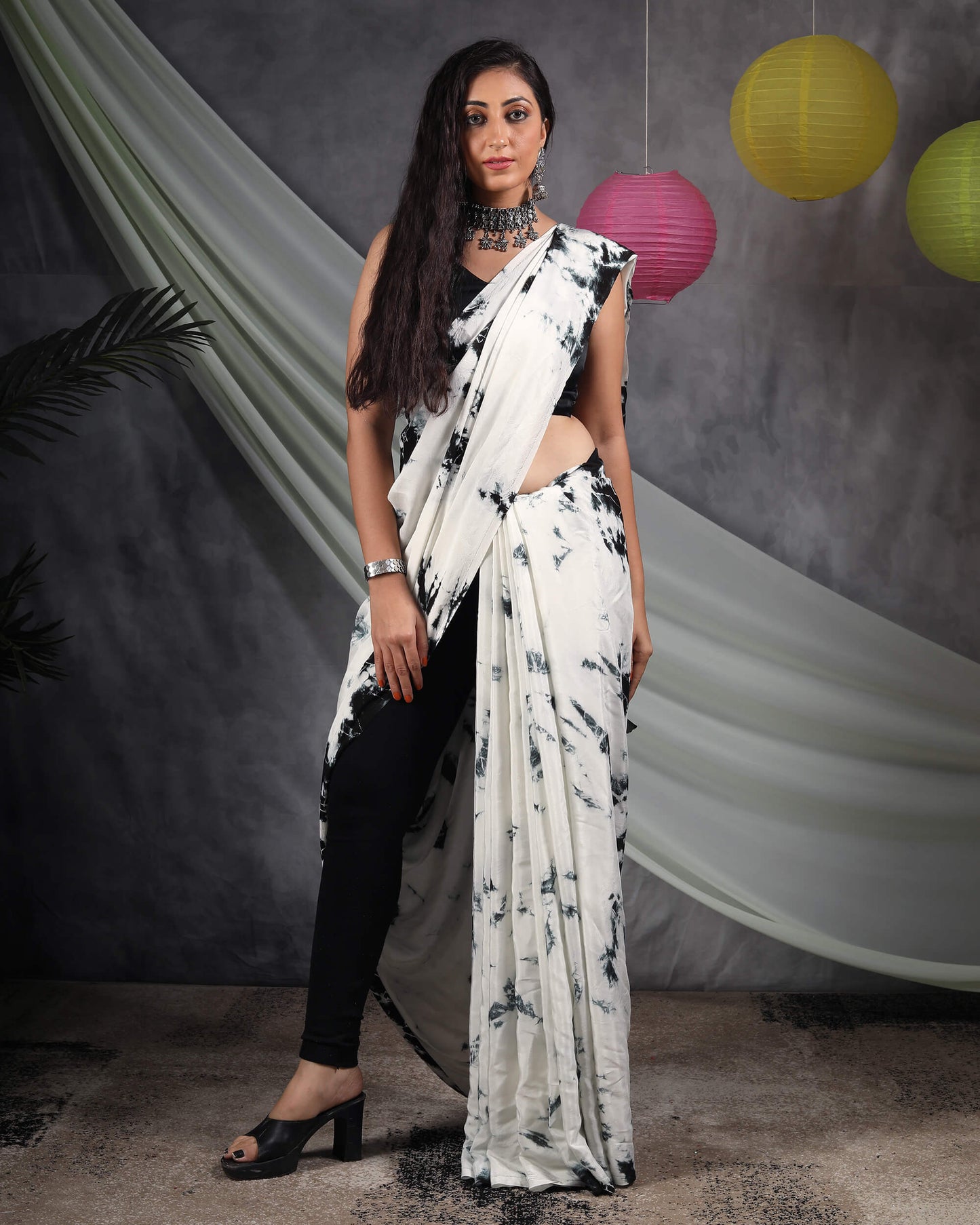 White And Dark Green Hand Tie & Dye Cotton Silk Saree With Tassels