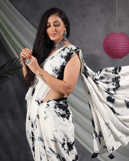 White And Dark Green Hand Tye And Dye Cotton Silk Saree With Tassels