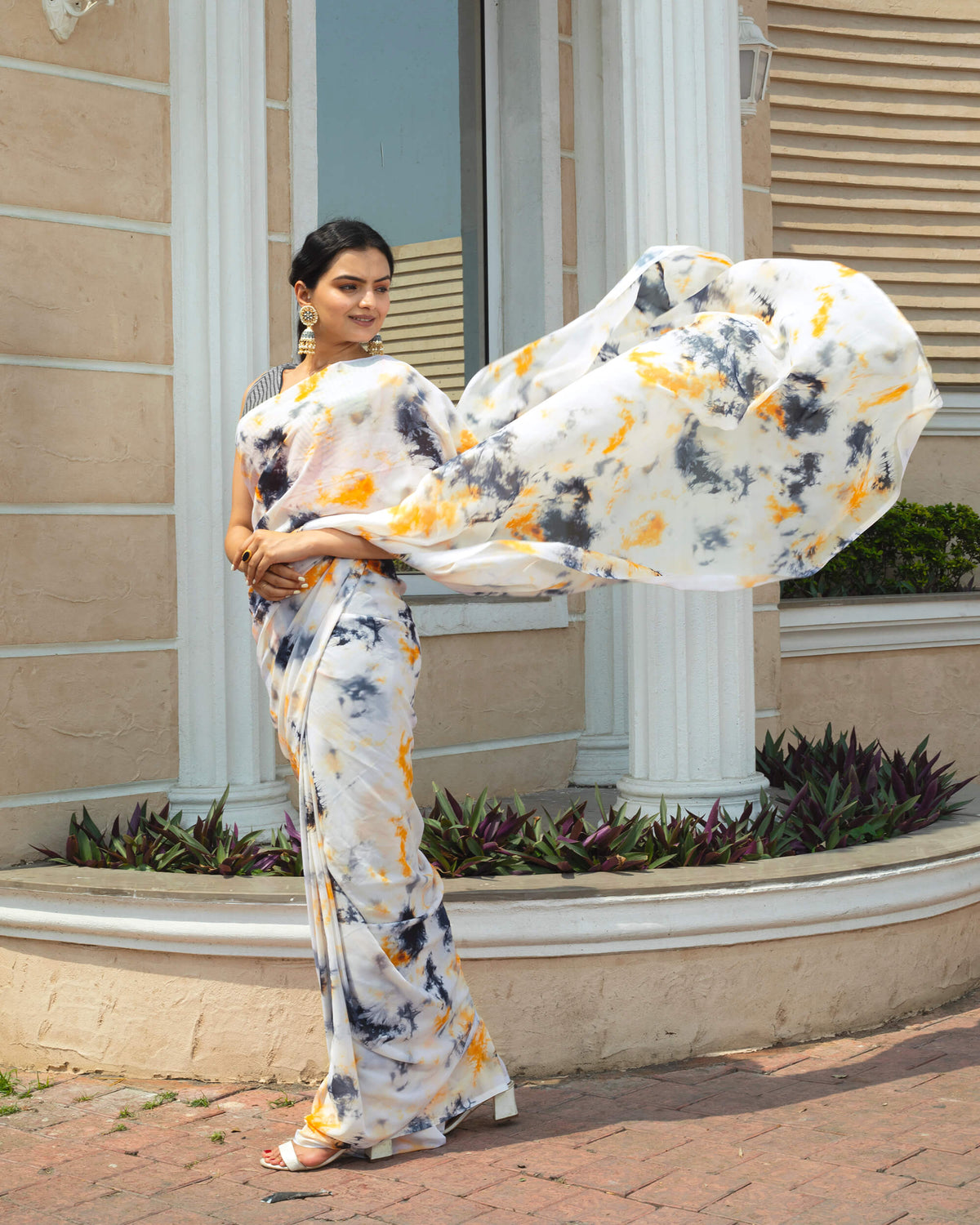 Off White And Grey Tye And Dye Pattern Digital Print Georgette Saree