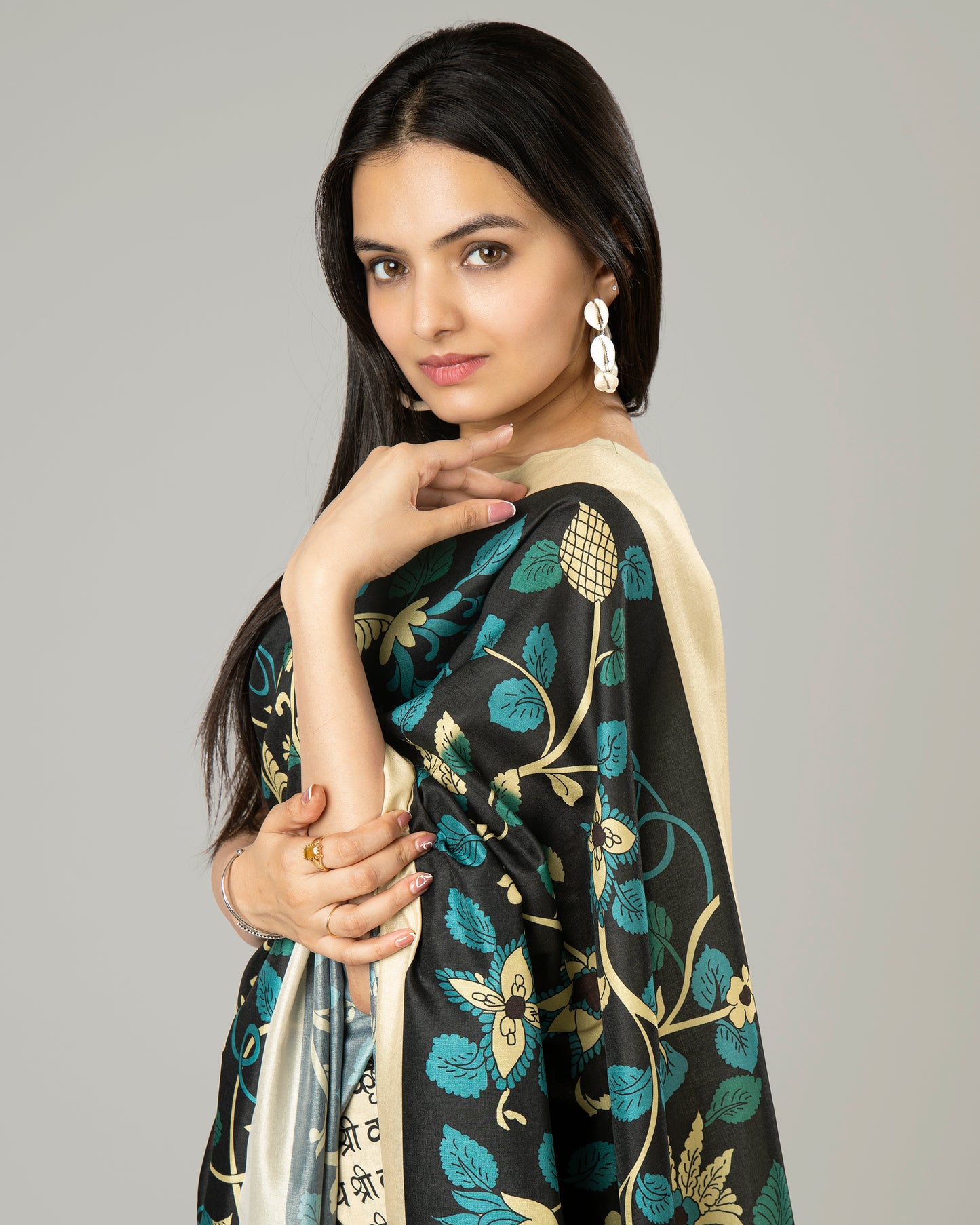 Exclusive Quirky And Floral Colour Block Flat Silk Saree
