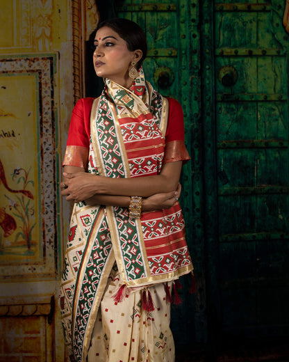 Cream And Green Patolaa Pattern Zari Jacquard Bordered Premium Banarasi Silk Saree With Blouse