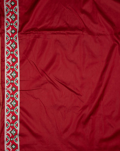 Cream And Green Patolaa Pattern Zari Jacquard Bordered Premium Banarasi Silk Saree With Blouse