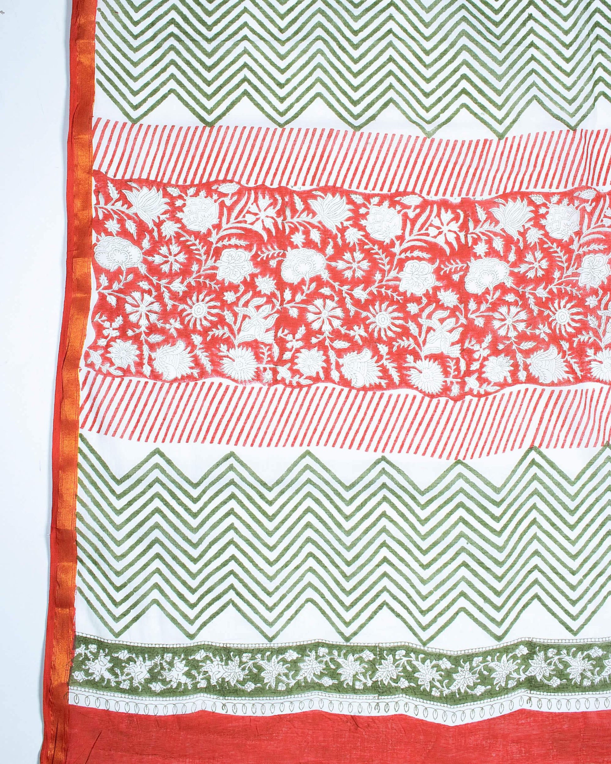 White And Crimson Red Floral Pattern Handblock Zari Bordered Cotton Mulmul Saree With Blouse - Fabcurate